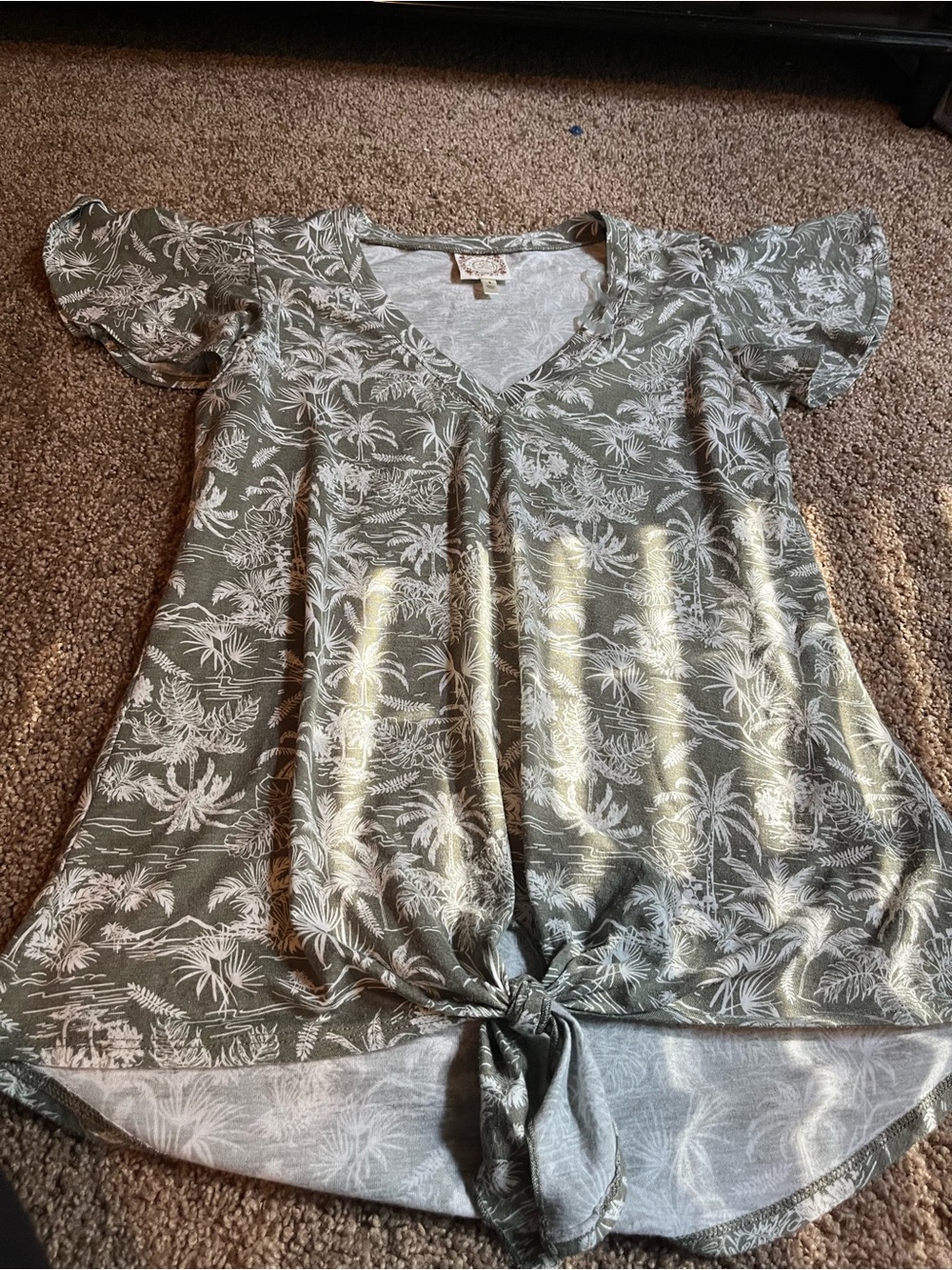 Russel’s Women’s Olive Green Palm-Print Tie-Hem V-Neck Top small